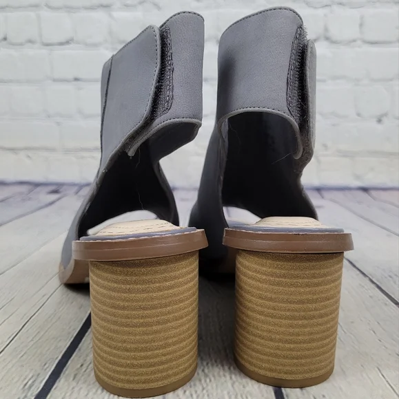 CLARKS SOMERSET | Glacier Charm leather peep toe heel sandals - Picture 6 of 11